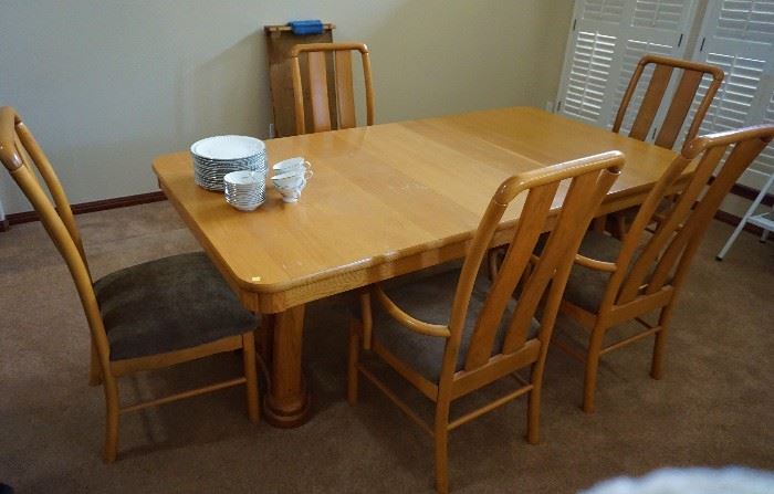 Broyhill oak dining table and 6 chairs (4 arm chairs and 2 side)