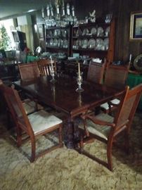Dining table, 6 chairs and two leaves
