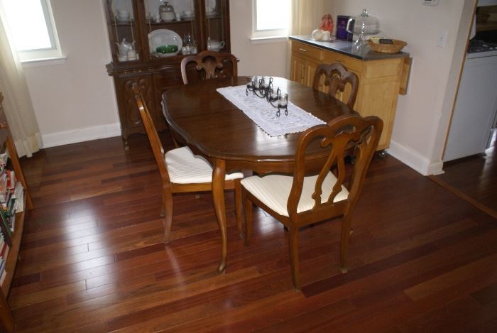 Dining Table w/4 Chairs & Leaf 