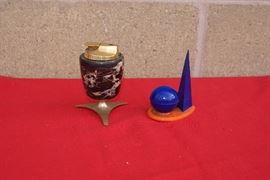 Retro Ronson Table Lighter & New York's World's Fair Salt & Pepper Shakers 