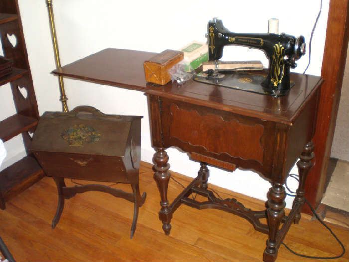 Damascus Electric antique sewing machine. Wood vintage sewing box.