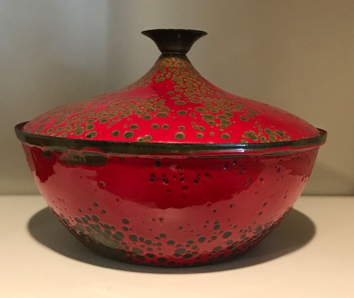Beautiful red bowl with cover ! 