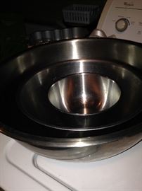 Aluminum mixing bowls in 3 sizes