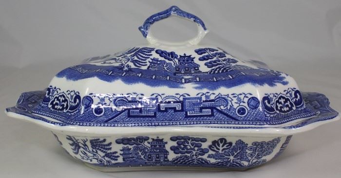 Allerton's England Antique  "Blue Willow" Covered Vegetable