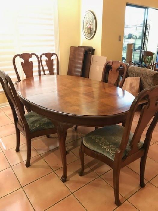 Henredon dining table - has 3 leaves and 6 chairs.