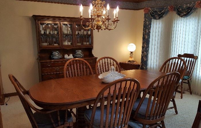 BEAUTIFUL OAK DINING TABLE