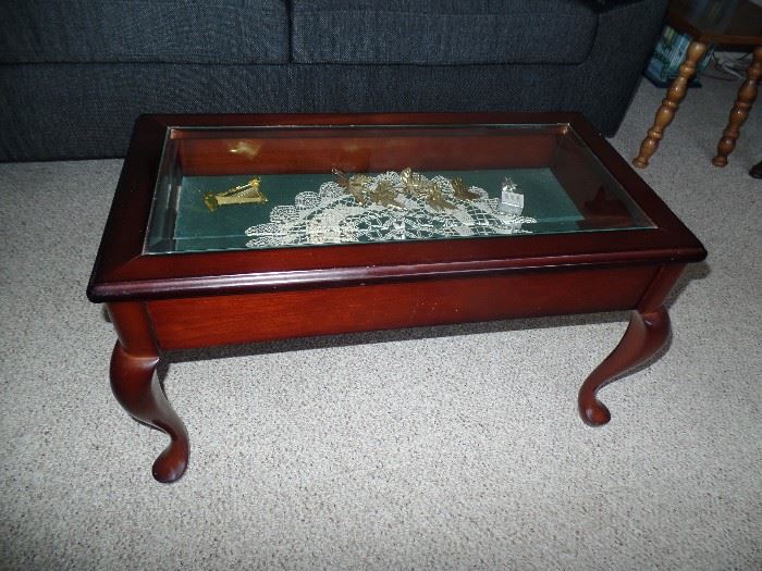 Coffee table w/top that lifts to fill with your favorite collection  