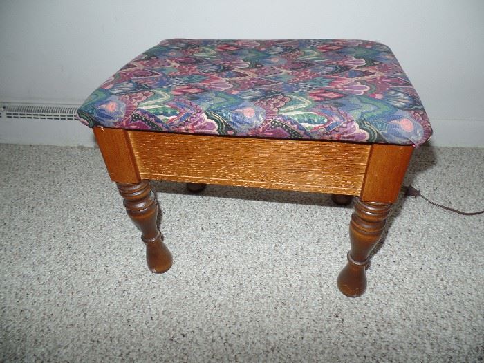  Foot Stool w/lift top for storage 
