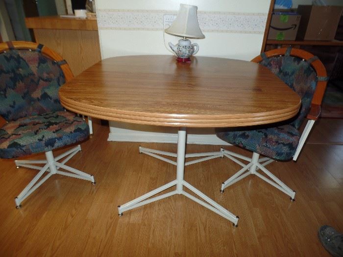 Kitchen table w/4 chairs & 1 leaf