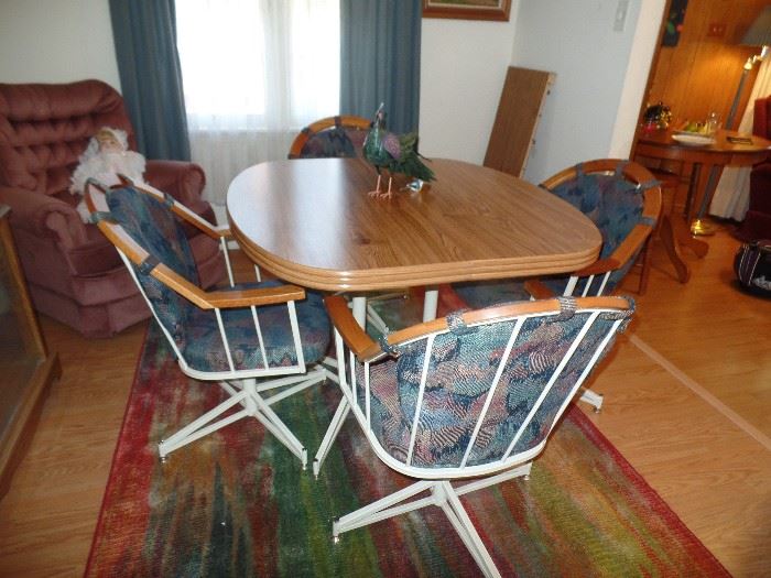 Kitchen table w/4 chairs and 1 leaf