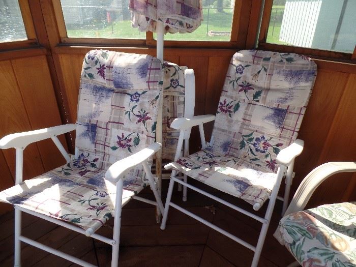 4 folding patio chairs w/matching umbrella 