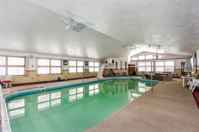 Looks like the Holiday Inn Pool