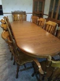 Solid Wood Dining Room Set Table has 4 leaves, 8 side chairs, 2 Arm Chairs flawless condition