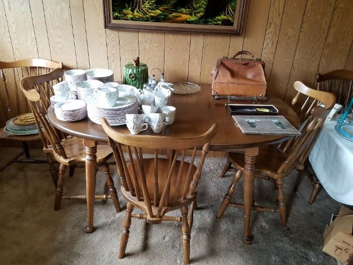 Dining Table with Leafs and 6 Chairs - Nice condition. 