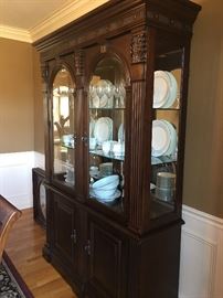 Lovely Bernhardt china cabinet in like new condition. 