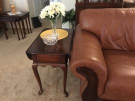 Drop leaf end table