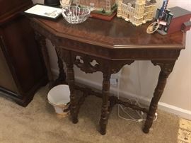 Beautiful vintage table in excellent condition