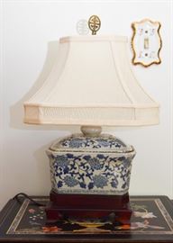 Chinese Blue & White Porcelain Jar Table Lamp with Wood Base