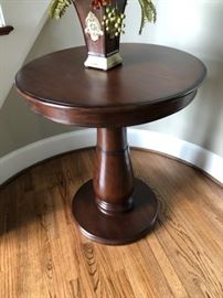 30" Round Foyer Table
