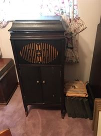 Brunswick "Talking Machine" (circa 1920s) with collection of 78 Records