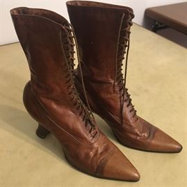 Elegant pair of leather Women's Boots from the 1920s. 