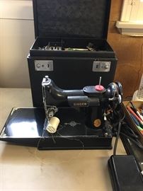 Singer featherweight sewing machine 