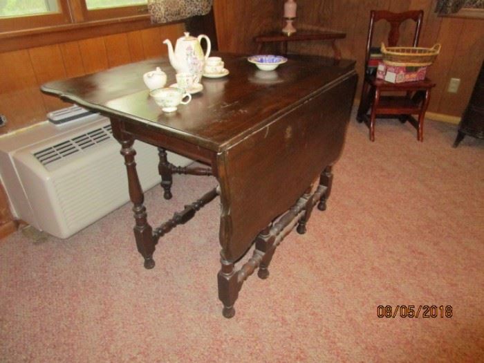 Gateleg table with 2 leaves