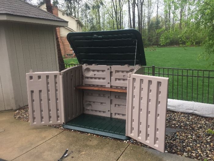Rubbermaid Storage Shed with shelf