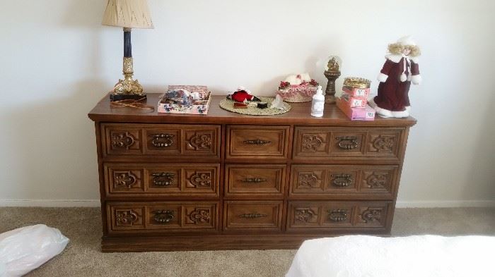 9 drawer Dresser , great for any bedroom