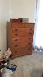 6 drawer chest of drawers. Early American style