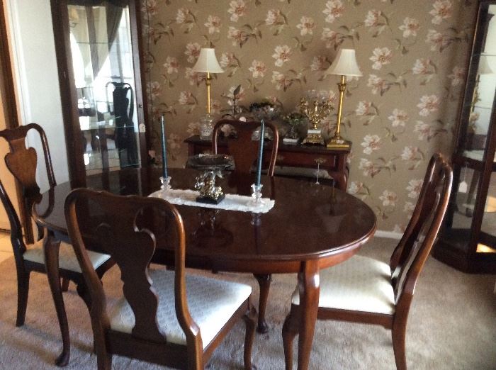 This lovely oval cherry Queen Anne table .  Dimensions: 5' L x 42" W  plus 1 leaf 18" .  4 split back chairs with upholstered seats.  Beautiful Set !