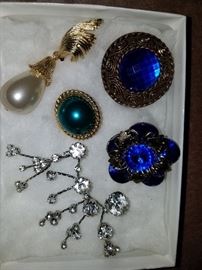 Very nice vintage clip earrings
(Yes...I have the other earring)

OVER 200 CLIP EARRINGS TO CHOOSE FROM