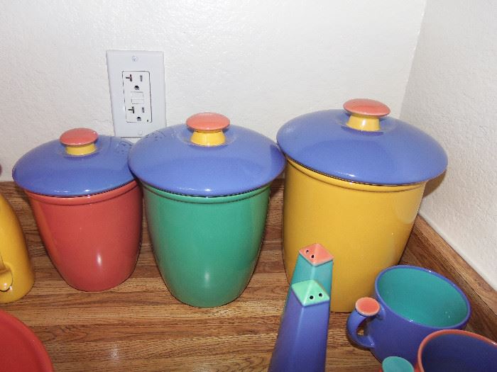 LINDT STYMEIST COLORWAYS ASSORTED DISHES, MADE IN JAPAN. SOLD AS A TOTAL LOT