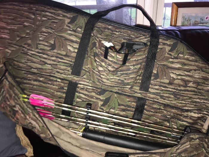 Fire Flite Compound Bow, Bag and Arrows; Sold as a set 