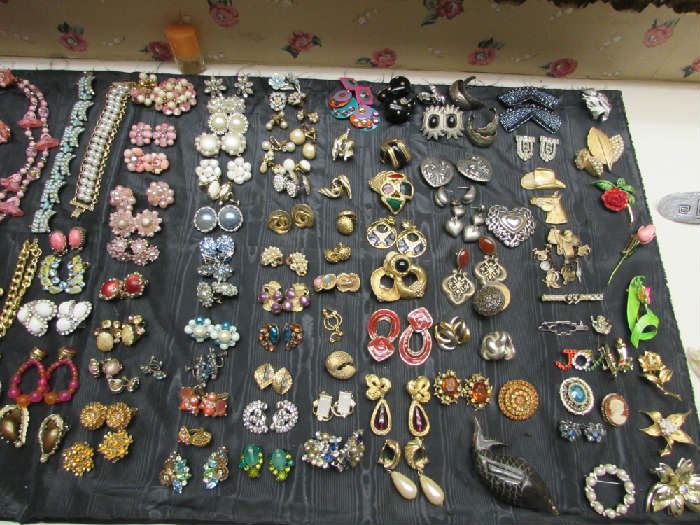 Very nice collection of vintage clip on earrings, pins and necklaces