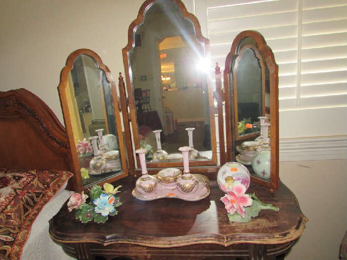 Trifold dressing table mirror