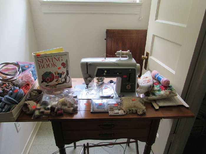 Super nice Singer sewing machine with attachments, instruction booklets.