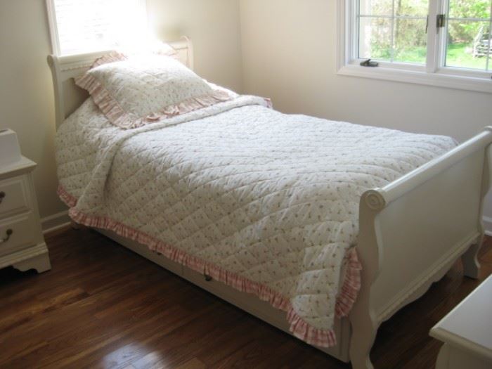 White twin sleigh bed