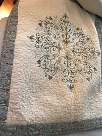 Very Pretty Queen Quilt with Shams