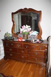 Pretty dresser with mirror