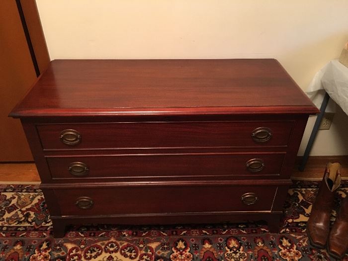 Very vintage Chest (push button lift)