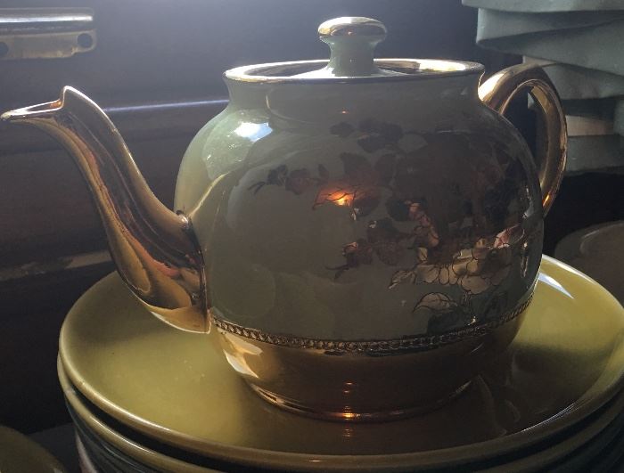 Sadler England Gold Rose Teapot 