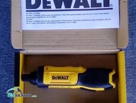 dewalt gyroscopic inline screwdriver with battery