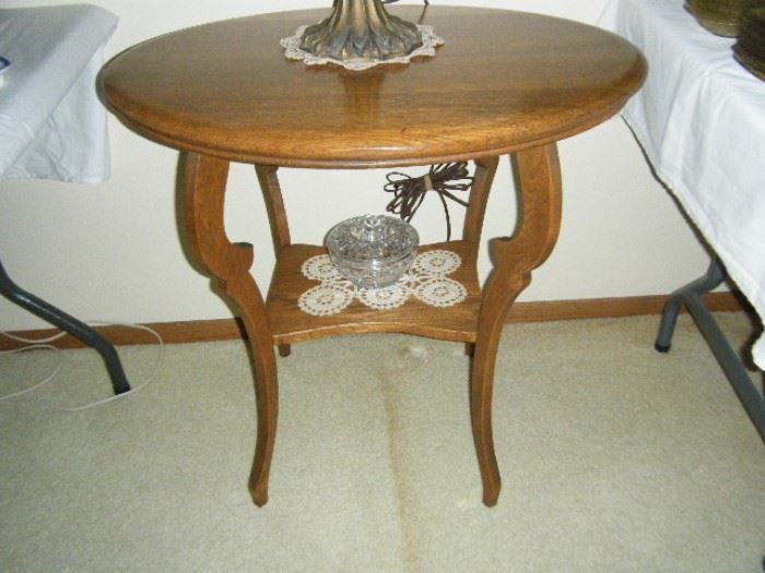 ANTIQUE GOLDEN OAK BEAUTIFULLY REFINISHED OVAL LAMP TABLE