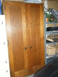 ANTIQUE OAK 2 DOOR CABINET WITH SHELVES ABOUT 7 FEET TALL ( LOOKS LIKE IT CAME OUT OF A SCHOOL? )