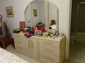 dresser /mirror