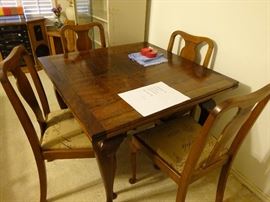 1920's 36" Draw Leaf Table Queen Anne Legs 4 Chairs
(ends under table)