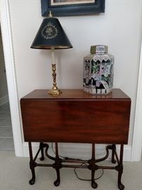 Kittinger Furniture Co. drop-leaf gateleg table with Mottahedeh  porcelain ginger jar and a tole painted shade candlestick lamp
