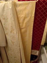 Linen runners and table cloths