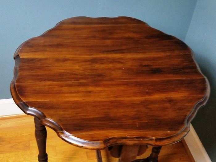 Mahogany Scalloped Table      http://www.ctonlineauctions.com/detail.asp?id=712411